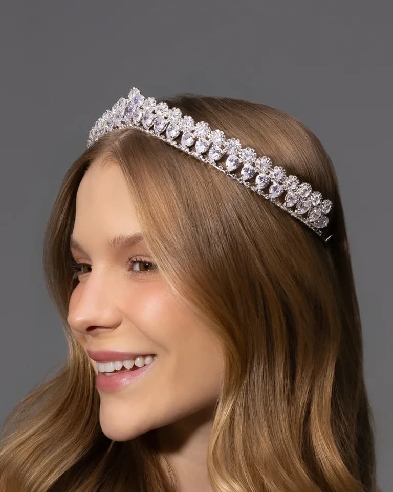 Coroa Aurora Imperial, banho de prata, usada por modelo