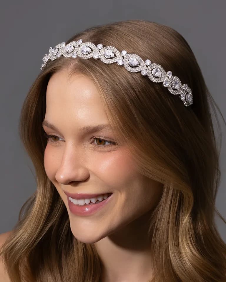 Tiara Laços de Luz, banho de prata, usada por modelo