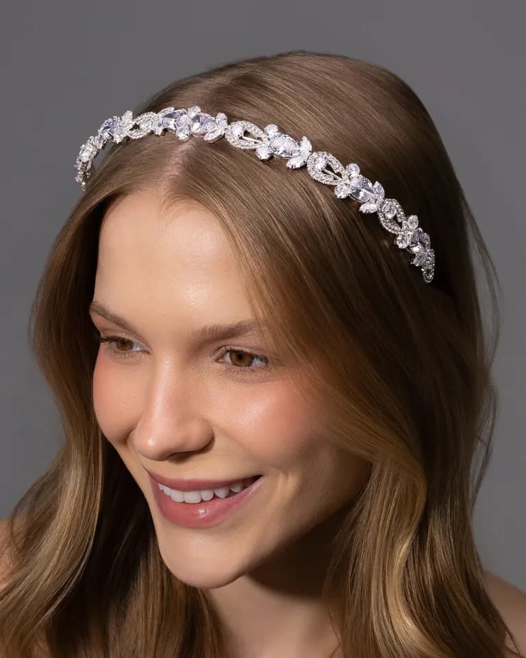 Tiara Valentina, banho de prata, usada por modelo