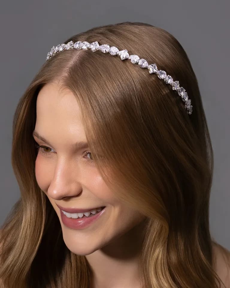 Tiara Ritmo de Cristal, banho de prata, usada por modelo