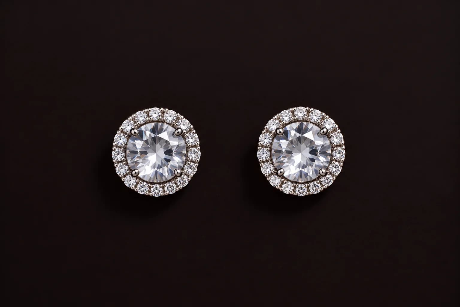 Brinco minimalista com strass e zirconia