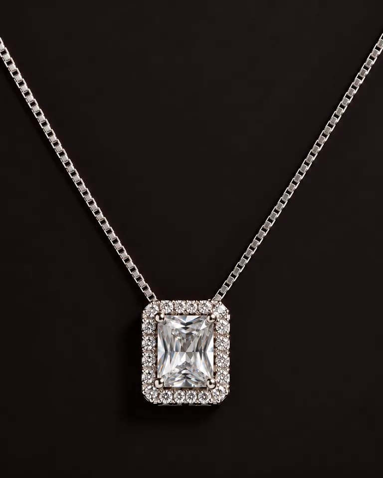 colar banhado a ródio branco, com zirconia e strass