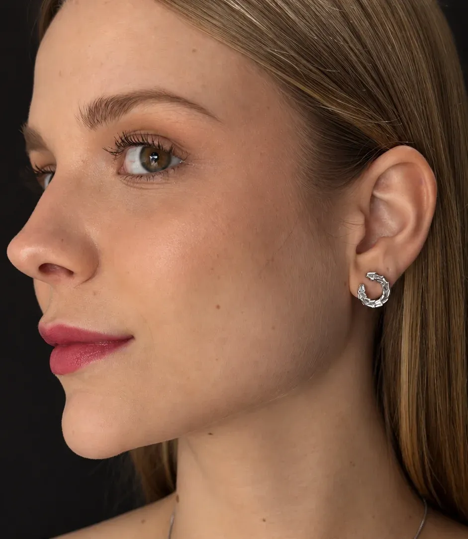 Brinco Arc na modelo banho de rodio branco com strass e zirconia