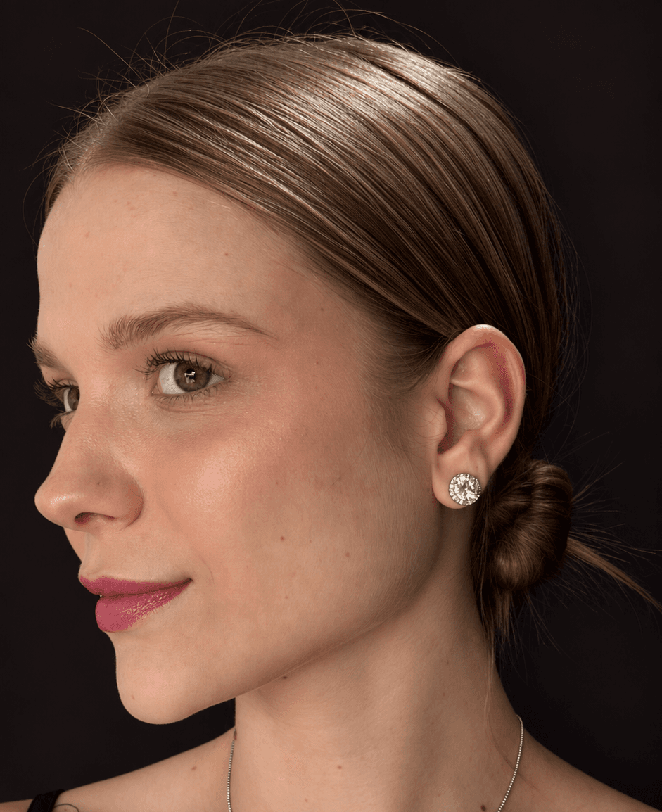 Brinco Minimalista com zirconia e strass banho rodio branco