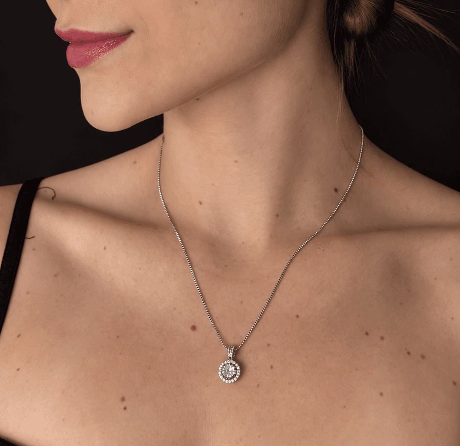 Colar minimalista banhado a ródio branco com strass e zirconia