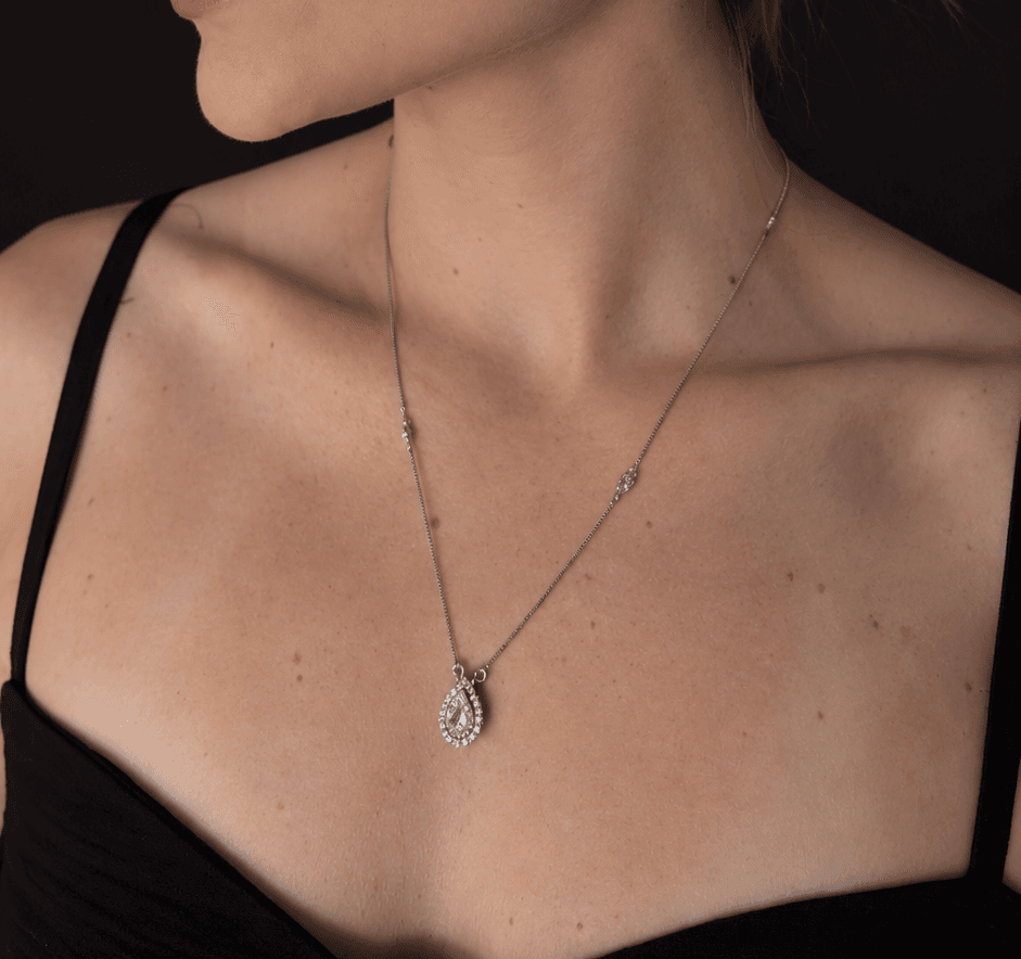 brinco gota com zirconia na modelo