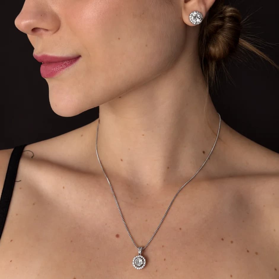 conjunto Halo na modelo banhado a ródio branco com zirconia e strass